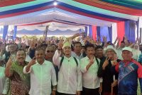Ketua Umum PSI Kaesang Pangarep berfoto dengan seluruh relawan dan pendukung pasangan Muhammad Rudi dan Aunur Rafiq. Foto: ricky/kepriheadline.id