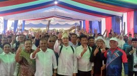Ketua Umum PSI Kaesang Pangarep berfoto dengan seluruh relawan dan pendukung pasangan Muhammad Rudi dan Aunur Rafiq. Foto: ricky/kepriheadline.id