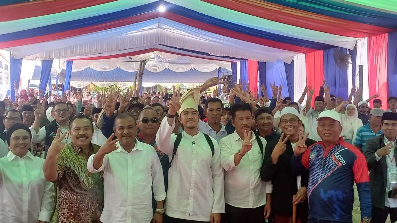Ketua Umum PSI Kaesang Pangarep berfoto dengan seluruh relawan dan pendukung pasangan Muhammad Rudi dan Aunur Rafiq. Foto: ricky/kepriheadline.id