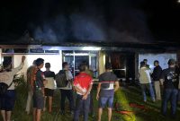 Kondisi dua rumah di Komplek Timah Desa Perayun usai terbakar hebat, Selasa malam. Foto: Dokumen Kepolisian