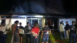 Kondisi dua rumah di Komplek Timah Desa Perayun usai terbakar hebat, Selasa malam. Foto: Dokumen Kepolisian