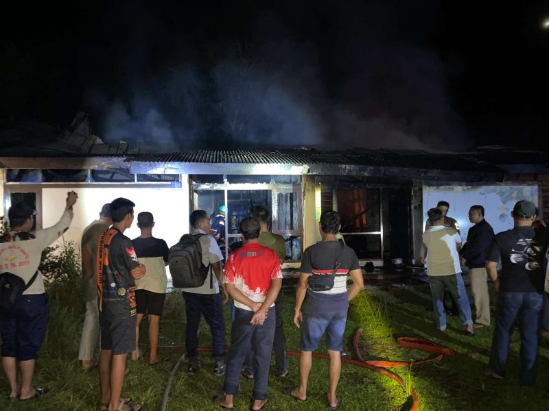 Kondisi dua rumah di Komplek Timah Desa Perayun usai terbakar hebat, Selasa malam. Foto: Dokumen Kepolisian