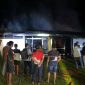 Kondisi dua rumah di Komplek Timah Desa Perayun usai terbakar hebat, Selasa malam. Foto: Dokumen Kepolisian