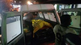 Polisi mengevakuasi jenazah seorang pria, hang ditemukan meninggal dunia di kos-kosan Bukit Senang. Foto: ricky/kepriheadline.id