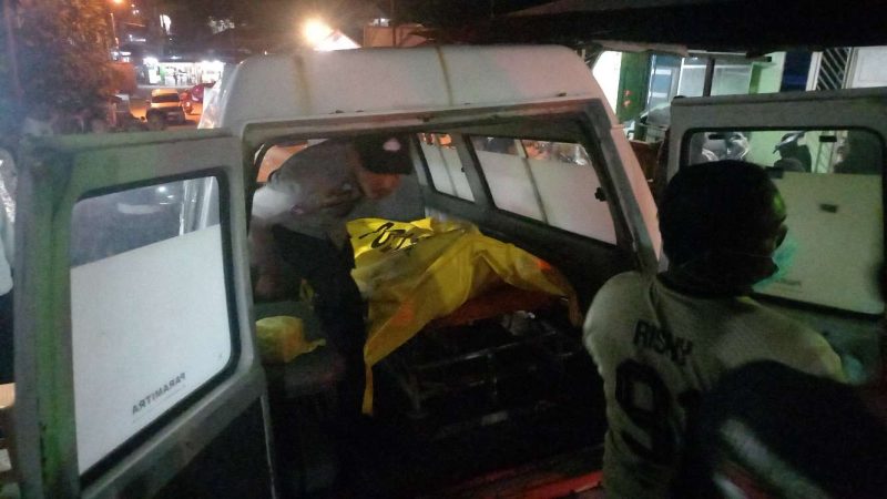Polisi mengevakuasi jenazah seorang pria, hang ditemukan meninggal dunia di kos-kosan Bukit Senang. Foto: ricky/kepriheadline.id