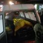 Polisi mengevakuasi jenazah seorang pria, hang ditemukan meninggal dunia di kos-kosan Bukit Senang. Foto: ricky/kepriheadline.id