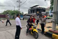 Polisi melaksanakan penertipan pengendara sepeda motor di depan Mapolres Karimun. Foto: istimewa