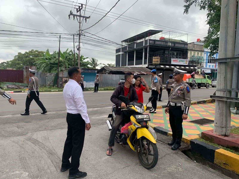 Polisi melaksanakan penertipan pengendara sepeda motor di depan Mapolres Karimun. Foto: istimewa