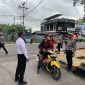 Polisi melaksanakan penertipan pengendara sepeda motor di depan Mapolres Karimun. Foto: istimewa