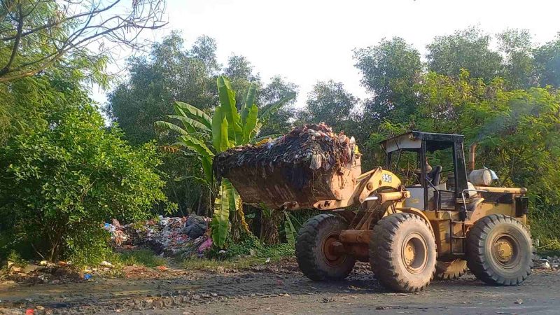 Alat berat yang dikerahkan Polsek Tebing membersihkan tumpukan sampah-sampah menumpuk di TPS Kampung Harapan, Rabu, 16 Oktober 2024. Foto: ricky/kepriheadline.id