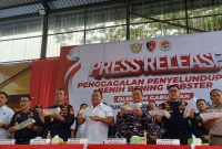 Tim Gabungan Bea Cukai Kepri, Bareskrim Polri, Lantamal IV Batam dan Polda Kepri menunjukkan barang bukti benih bening lobster yang berhasil diamankan pada, Senin, 14 Oktober 2024 lalu. Foto: ricky/kepriheadline.id
