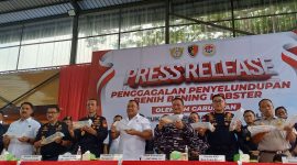 Tim Gabungan Bea Cukai Kepri, Bareskrim Polri, Lantamal IV Batam dan Polda Kepri menunjukkan barang bukti benih bening lobster yang berhasil diamankan pada, Senin, 14 Oktober 2024 lalu. Foto: ricky/kepriheadline.id