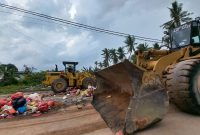 Dua alat berat dikerahkan untuk melakukan pembersihan sampah-sampah yang menumpuk di TPS. Foto: ricky/kepriheadline.id