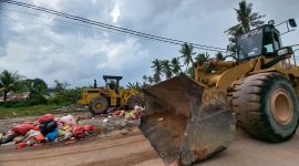 Dua alat berat dikerahkan untuk melakukan pembersihan sampah-sampah yang menumpuk di TPS. Foto: ricky/kepriheadline.id