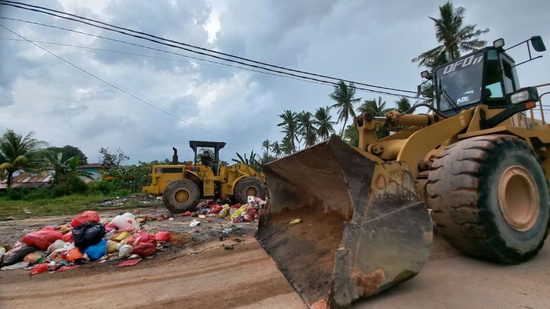 Dua alat berat dikerahkan untuk melakukan pembersihan sampah-sampah yang menumpuk di TPS. Foto: ricky/kepriheadline.id