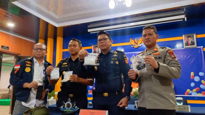 KPPBC TMP B merilis pengungkapan penyeludupan sabu dari malaysia seberat 140 gram. Foto: Ricky/kepriheadline.id