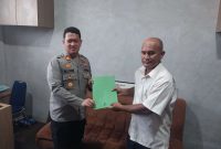 Pasintel Kodim 0317/Tbk Letda Inf Kamdi menyerahkan tersangka dan barang bukti narkoba ke Satresnarkoba Polres Karimun. Foto: Istimewa