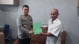 Pasintel Kodim 0317/Tbk Letda Inf Kamdi menyerahkan tersangka dan barang bukti narkoba ke Satresnarkoba Polres Karimun. Foto: Istimewa
