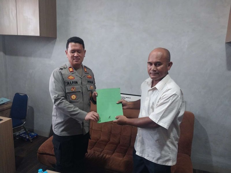 Pasintel Kodim 0317/Tbk Letda Inf Kamdi menyerahkan tersangka dan barang bukti narkoba ke Satresnarkoba Polres Karimun. Foto: Istimewa