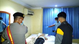 Polisi melakukan olah TKP di kamar salah satu hotel wilayah Karimun. Foto: dokumen polisi