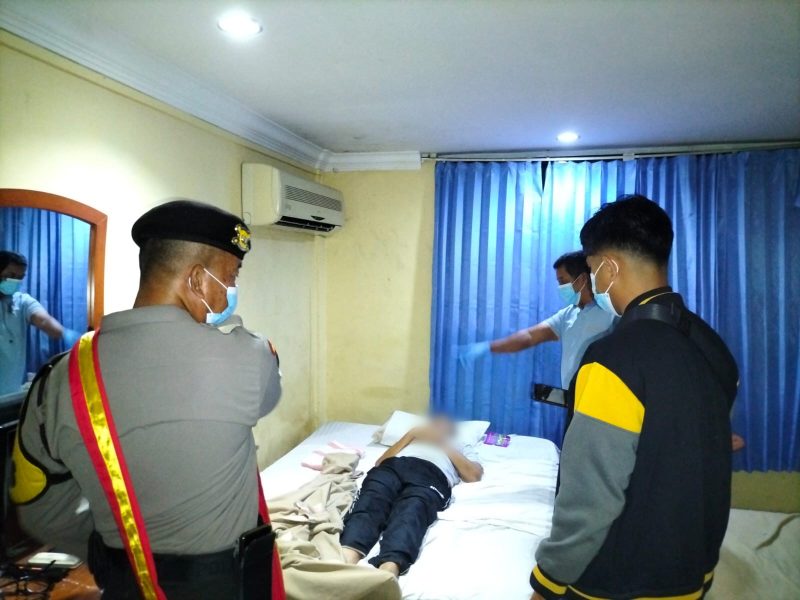Polisi melakukan olah TKP di kamar salah satu hotel wilayah Karimun. Foto: dokumen polisi