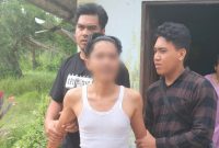 Pelaku RK (Kaos Putih) diamankan Jajaran Unit Reskrim Polsek Tebing, Polres Karimun atas dugaan pencurian uang. Foto: istimewa