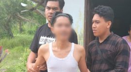 Pelaku RK (Kaos Putih) diamankan Jajaran Unit Reskrim Polsek Tebing, Polres Karimun atas dugaan pencurian uang. Foto: istimewa