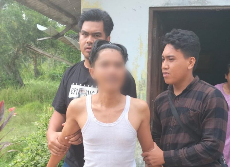Pelaku RK (Kaos Putih) diamankan Jajaran Unit Reskrim Polsek Tebing, Polres Karimun atas dugaan pencurian uang. Foto: istimewa