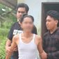 Pelaku RK (Kaos Putih) diamankan Jajaran Unit Reskrim Polsek Tebing, Polres Karimun atas dugaan pencurian uang. Foto: istimewa