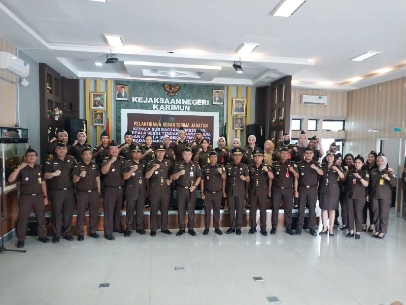 Kajari Karimun melantik Pejabat Baru Kepala Seksi Pidana Umum Kejaksaan Negeri Karimun. Foto: istimewa