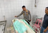 Kapolsek Tebing AKP Binsar melihat kondisi korban ledakan tabung gas di kamar jenazah RSUD Muhammad Sani. Foto: istimewa