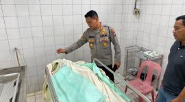 Kapolsek Tebing AKP Binsar melihat kondisi korban ledakan tabung gas di kamar jenazah RSUD Muhammad Sani. Foto: istimewa