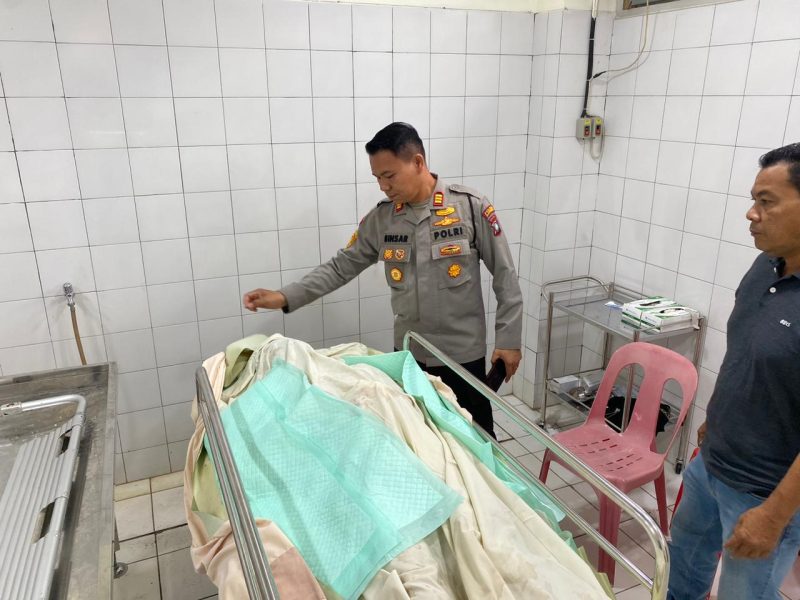 Kapolsek Tebing AKP Binsar melihat kondisi korban ledakan tabung gas di kamar jenazah RSUD Muhammad Sani. Foto: istimewa