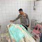 Kapolsek Tebing AKP Binsar melihat kondisi korban ledakan tabung gas di kamar jenazah RSUD Muhammad Sani. Foto: istimewa
