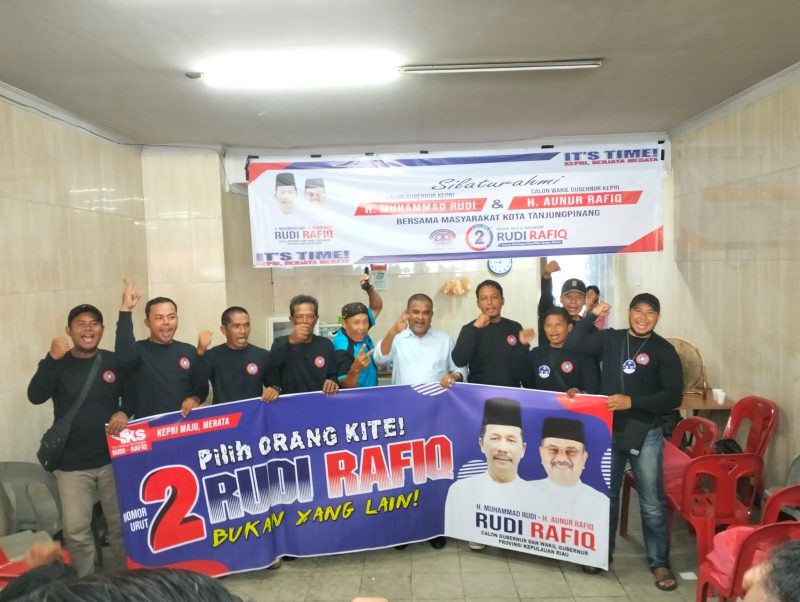 Persatuan Buruh Bongkar Muat Plantar Dua, Tanjungpinang, tampak memadati Kedai Kopi Pelantar, pada Selasa, 8 Oktober 2024. Foto: istimewa