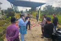 Kapolsek Meral Iptu Adi Chandra mendampingi Pj Bupati Karimun Ansar Ahmad meninjau proses pembersihan TPA Sememal, Sabtu, 11 Oktober 2024.