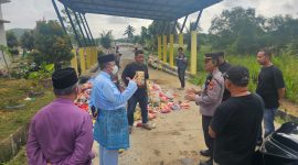 Kapolsek Meral Iptu Adi Chandra mendampingi Pj Bupati Karimun Ansar Ahmad meninjau proses pembersihan TPA Sememal, Sabtu, 11 Oktober 2024.