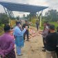 Kapolsek Meral Iptu Adi Chandra mendampingi Pj Bupati Karimun Ansar Ahmad meninjau proses pembersihan TPA Sememal, Sabtu, 11 Oktober 2024.
