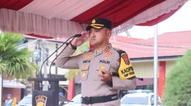 Kapolres Karimun AKBP Robby Topan Manusiwa memimpin apel gelar pasukan Operasi Zebra 2024 di Mapolres Karimun. Foto: ricky/kepriheadline.id.