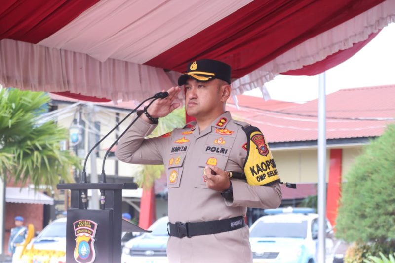 Kapolres Karimun AKBP Robby Topan Manusiwa memimpin apel gelar pasukan Operasi Zebra 2024 di Mapolres Karimun. Foto: ricky/kepriheadline.id.
