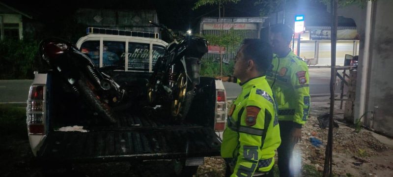 Polisi melakukan olah TKP di lokasi kecelakaan yang merenggut nyawa pelajar di Karimun. Foto: Dokumen Polisi