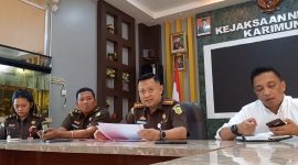 Kajari Karimun Priyambudi menggelar konferensi pers atas dugaan mark-up anggaran BBM di DLH Karimun. Foto: ricky/kepriheadline.id