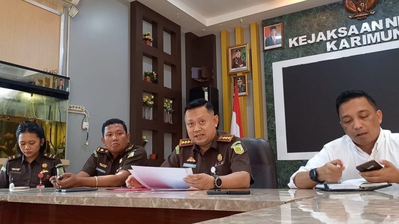 Kajari Karimun Priyambudi menggelar konferensi pers atas dugaan mark-up anggaran BBM di DLH Karimun. Foto: ricky/kepriheadline.id
