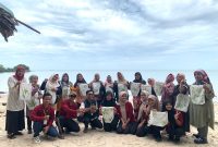 Mahasiswa KKN Universitas Karimun Ajak Ibu-Ibu PKK Desa Pongkar Ciptakan Totebag Ramah Lingkungan dengan Ecoprint. Foto: Istimewa