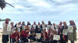 Mahasiswa KKN Universitas Karimun Ajak Ibu-Ibu PKK Desa Pongkar Ciptakan Totebag Ramah Lingkungan dengan Ecoprint. Foto: Istimewa