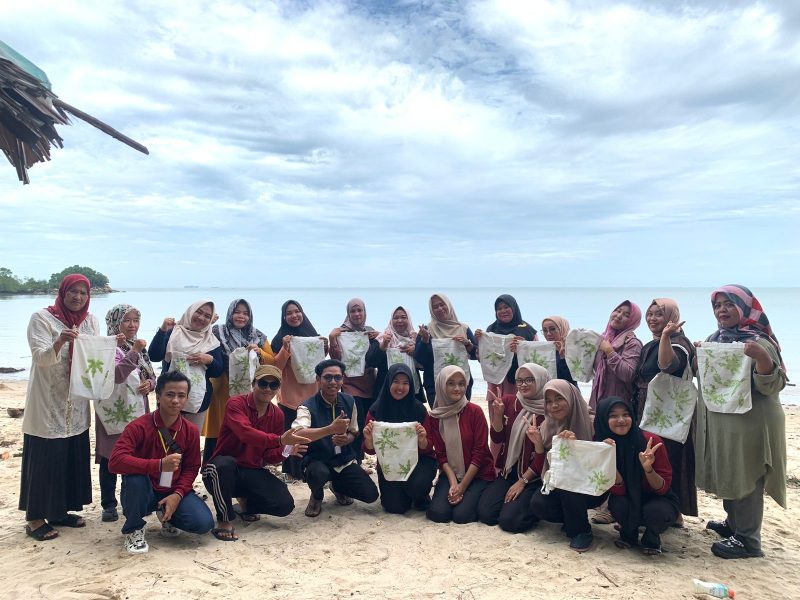 Mahasiswa KKN Universitas Karimun Ajak Ibu-Ibu PKK Desa Pongkar Ciptakan Totebag Ramah Lingkungan dengan Ecoprint. Foto: Istimewa