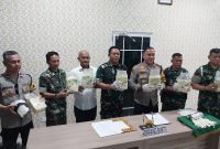 Kapolres Karimun AKBP Robby Topan Manusiwa bersama Dandim 0317/Tbk Letkol Inf Ida Bagus Putu Mudita. Foto: Istimewa