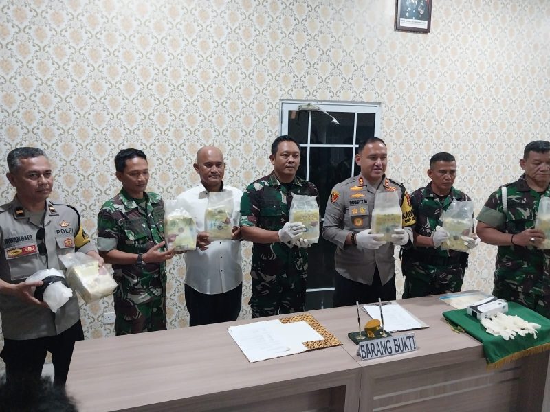 Kapolres Karimun AKBP Robby Topan Manusiwa bersama Dandim 0317/Tbk Letkol Inf Ida Bagus Putu Mudita. Foto: Istimewa
