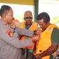 Kasat Polairud Polres Karimun IPTu Sarianto memakaikan secara simbolis life jacket kepadanelayan. Foto: istimewa