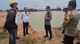 Kapolsek Meral Iptu Adi Chandra, S.H, M.H meninjau lokasi pemuda 18 tahun tersengat listrik. Foto: Dokumen Polisi